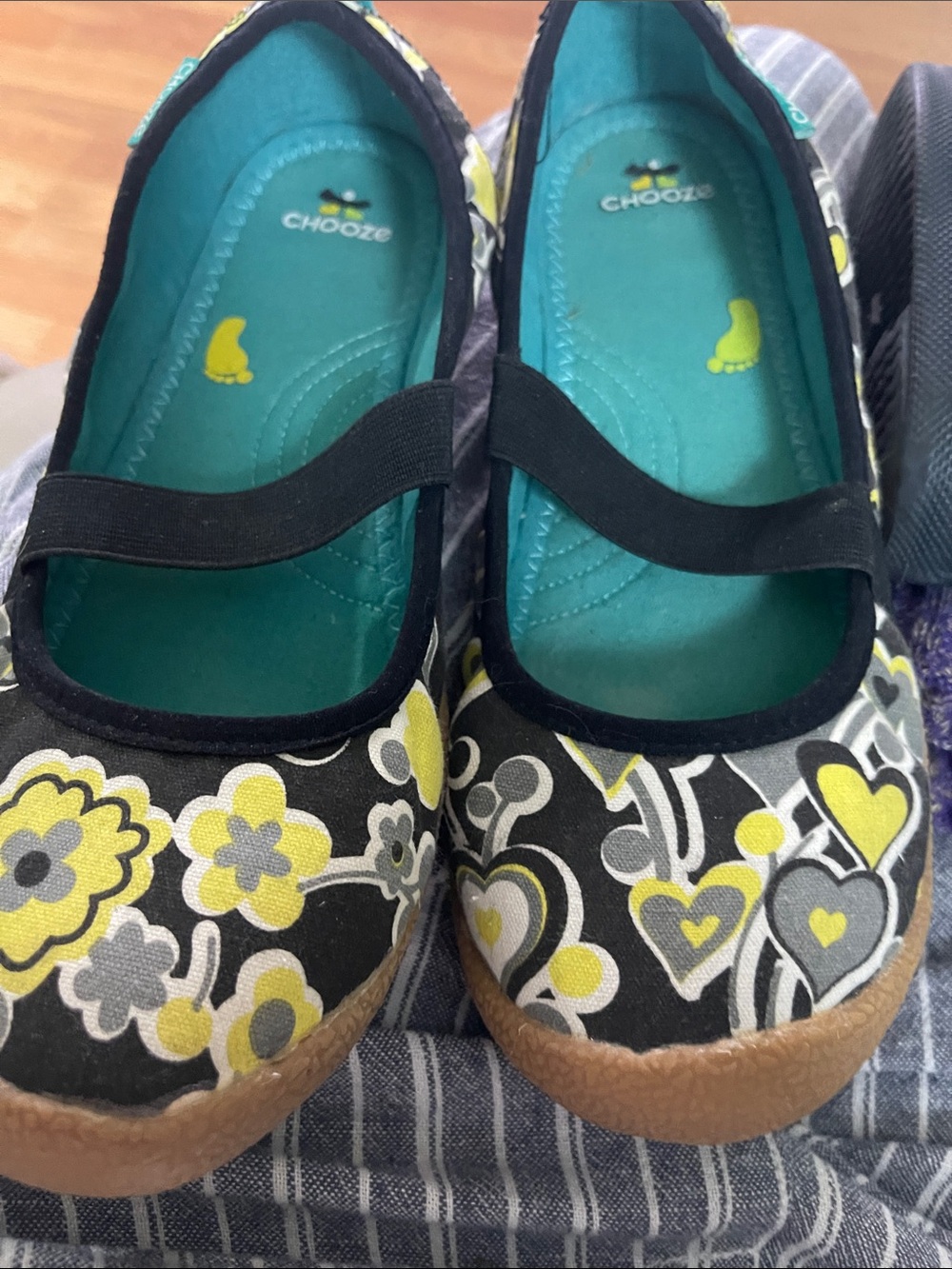 CHOOZE sz 8  Black Floral Mary Jane Flats with Teal Insole and Yellow Accents